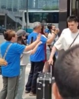 背水一战！北京男篮今天前往杭州 球迷现场送行&amp;鼓励球队打回北京